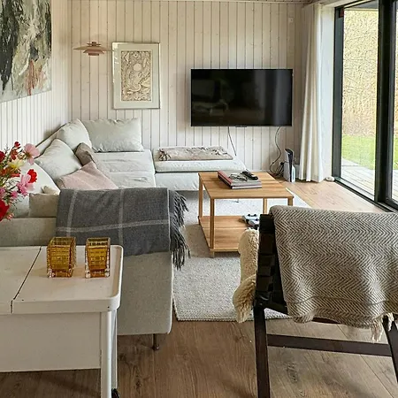 Vakantiehuis Cozy New Vacation Near The Water